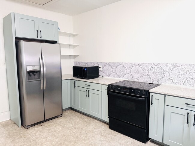 Photo - 711 Kenan St W