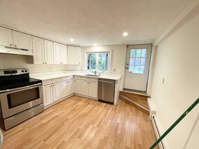 Building Photo - 16 Greenwich St Unit -