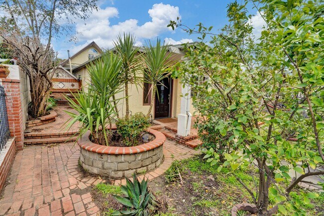 Front Yard - 14833 Cohasset St