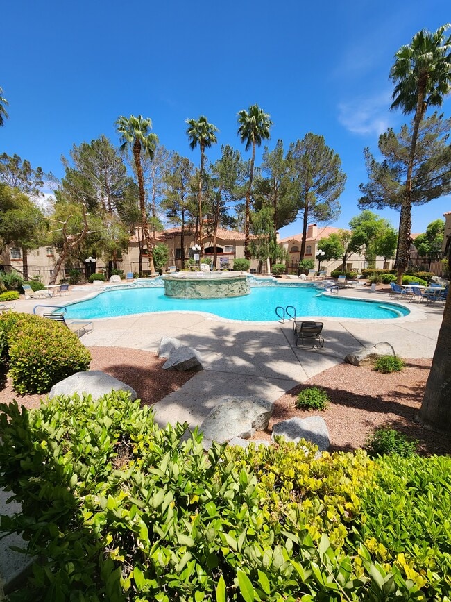 Pool/jacuzzi area - 517 Indian Bluff St Condo Unit 103