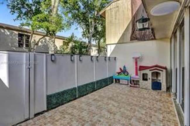 Building Photo - 833 NW 81st Ave