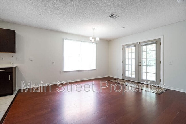 Photo - 1490 Newcastle Way