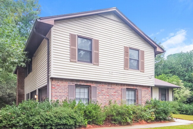 Building Photo - 564 Clubhouse Dr SE