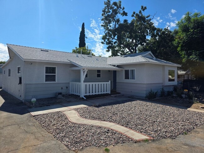 Building Photo - Beautiful 3-Bedroom, 3-Bath Home with Mode...