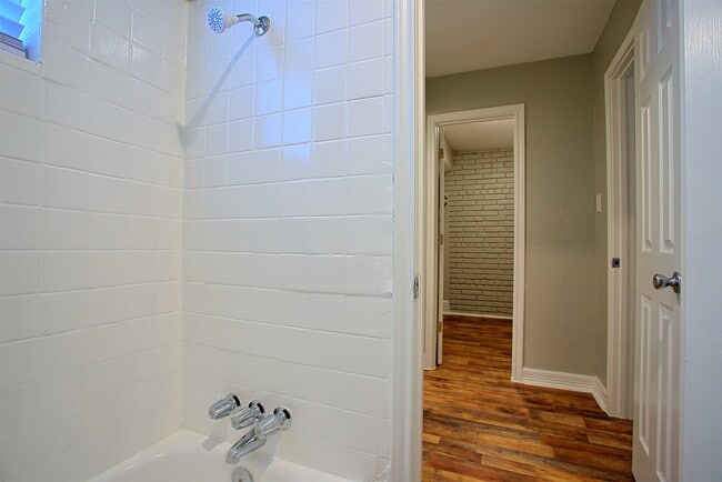 Building Photo - 1419 Hawthorne St Unit 8