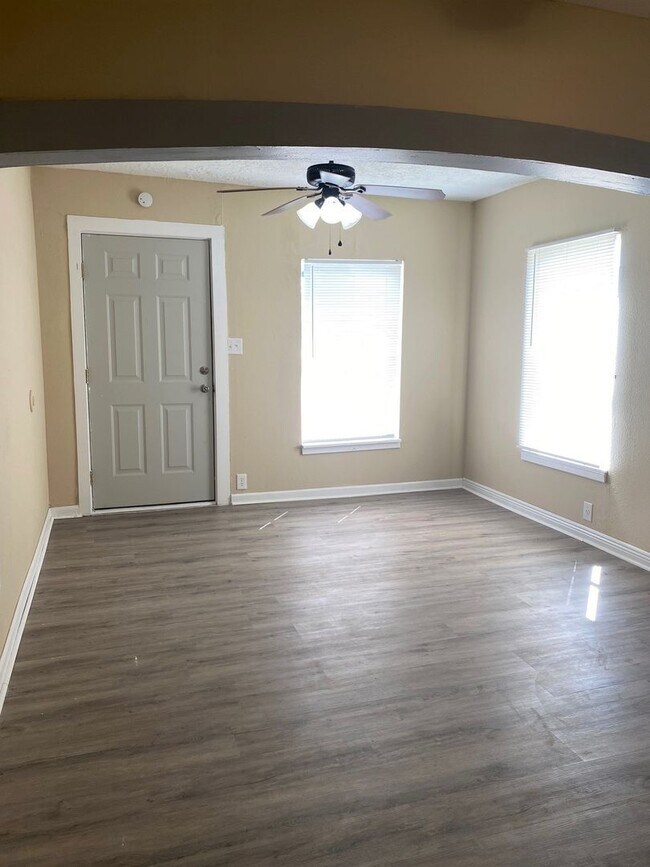 Photo - 2350 Hegele St