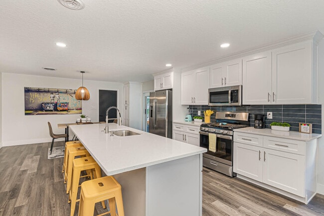 Photo - 320 Jamaica Dr