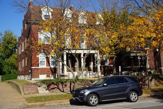 Building Photo - 2027 Russell Blvd Unit Front