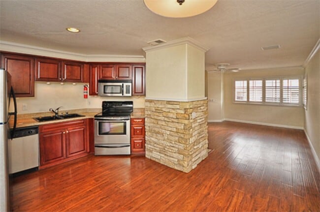Building Photo - Immaculate Upper End 1 Bed 1 Bath Condo in... Unit 4
