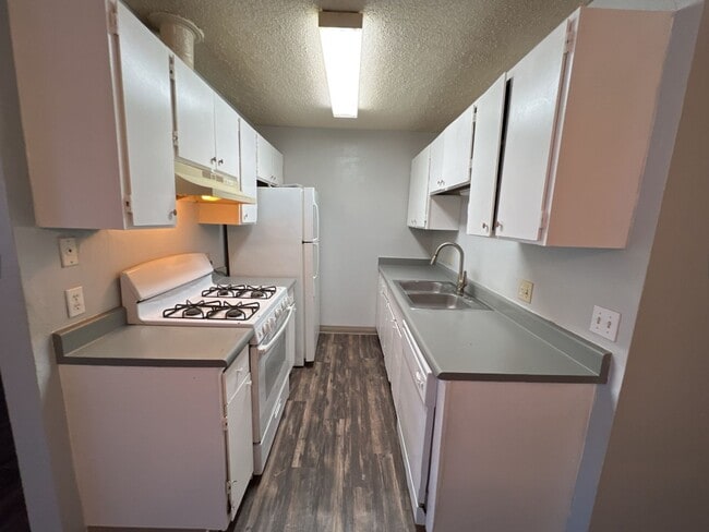 Photo - 2 Bedroom 1 Bathroom Apartment in Aurora  **Move-In Special** Unidad 354