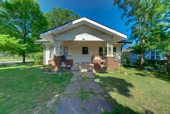 Building Photo - 3 Bed | 2 Bath in Midtown!