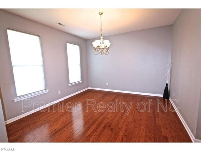 Photo - 185 Parkview Ln