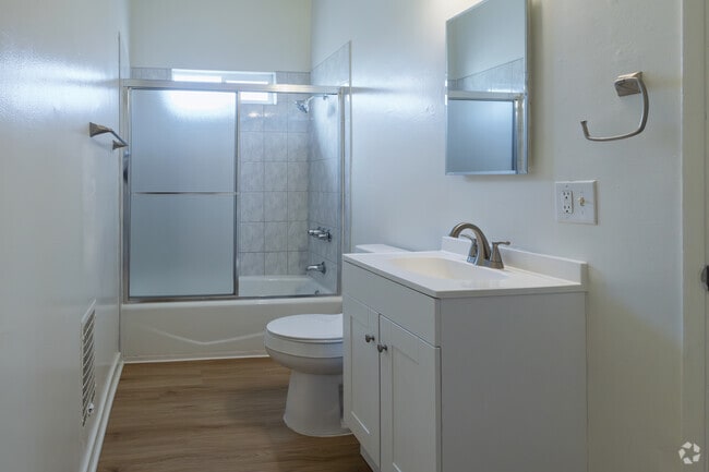 Studio 450SF - Bathroom - STP Properties