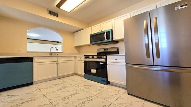 Building Photo - 1157 Golden Lakes Blvd Unit 611 Rental