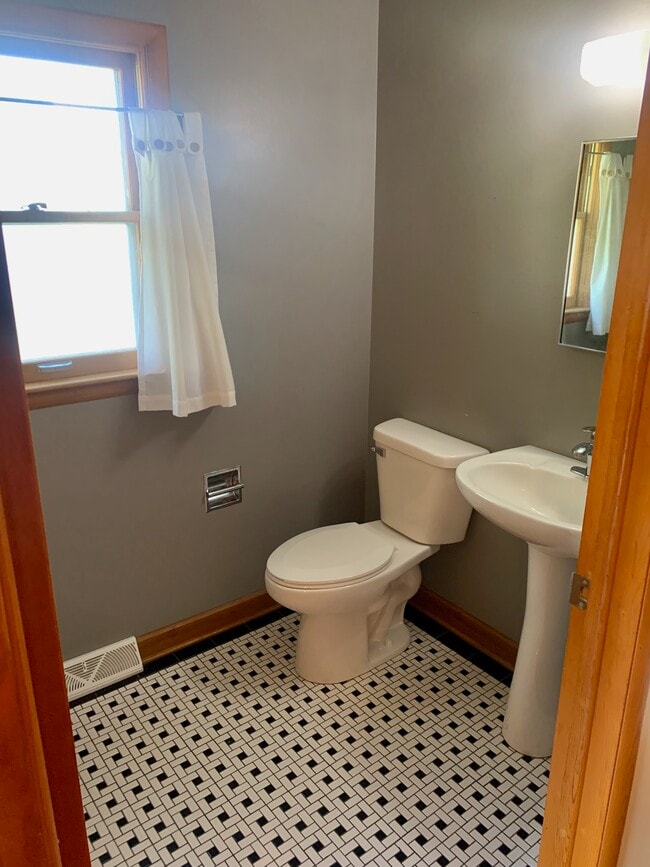 1/2 Bath - 2304 N Sycamore St