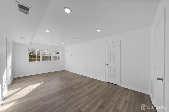 Photo - 125 College Dr