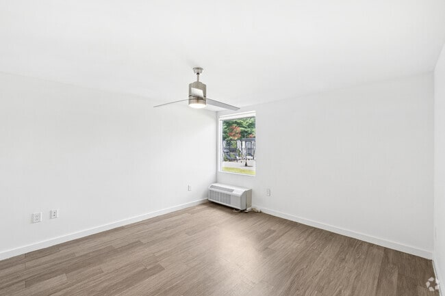 The Henry - 1BR, 1BA - 781SF - Bedroom