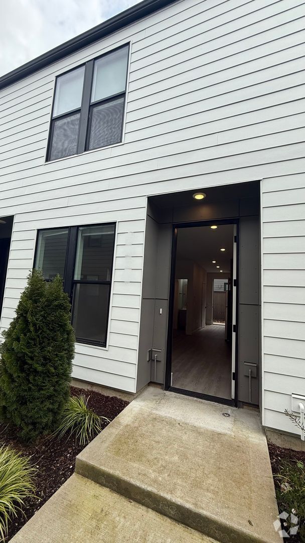 Building Photo - Modern 2-Bedroom Apartment in Gated N Port...