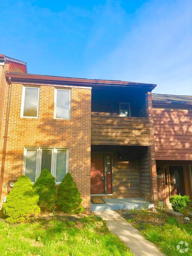 Building Photo - Spacious 3 BR/2 Full Bath & 2 Half Bath To... Rental
