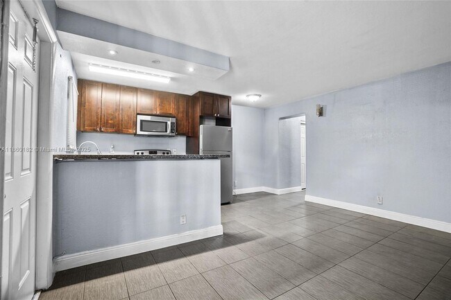 Photo - 37 SW 14th St Unidad 5