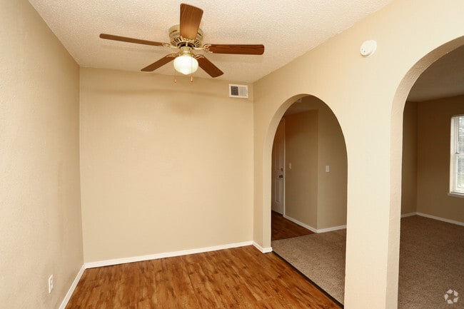 1BR, 1BA - 750SF - Dining Area - The Villas at Stonelake