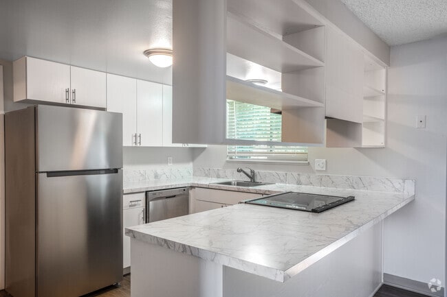 Interior Photo - King James Gate Rental