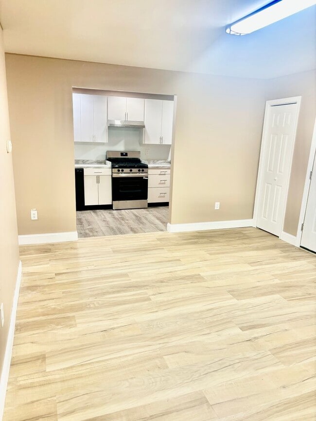 Photo - 2 Bedroom, 1 Bathroom Newly Renovated Cond...