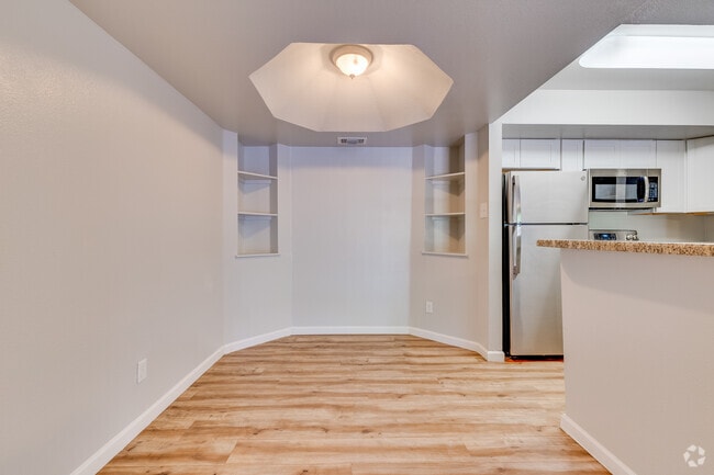 2BR, 2BA - 881SF - Dining Room - Tempe La Mirage Apartments