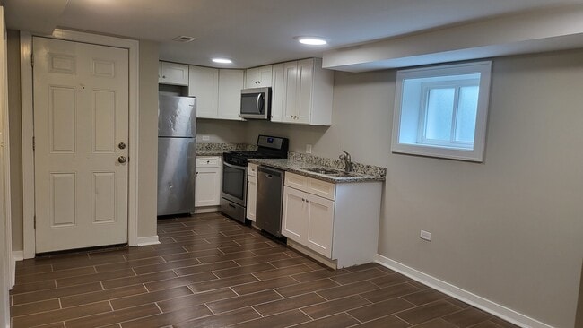 Photo - 827 W 33rd Pl Unit GRB