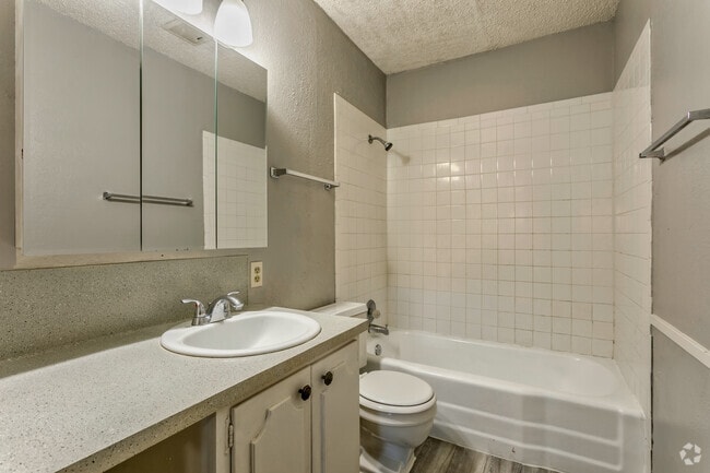1BR, 1BA - 650 SF - Bathroom
