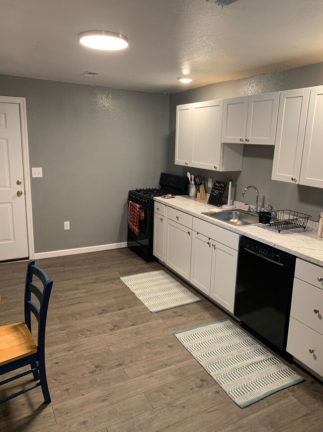 Building Photo - 903 E Cason st Unit 903 E Carson st  two