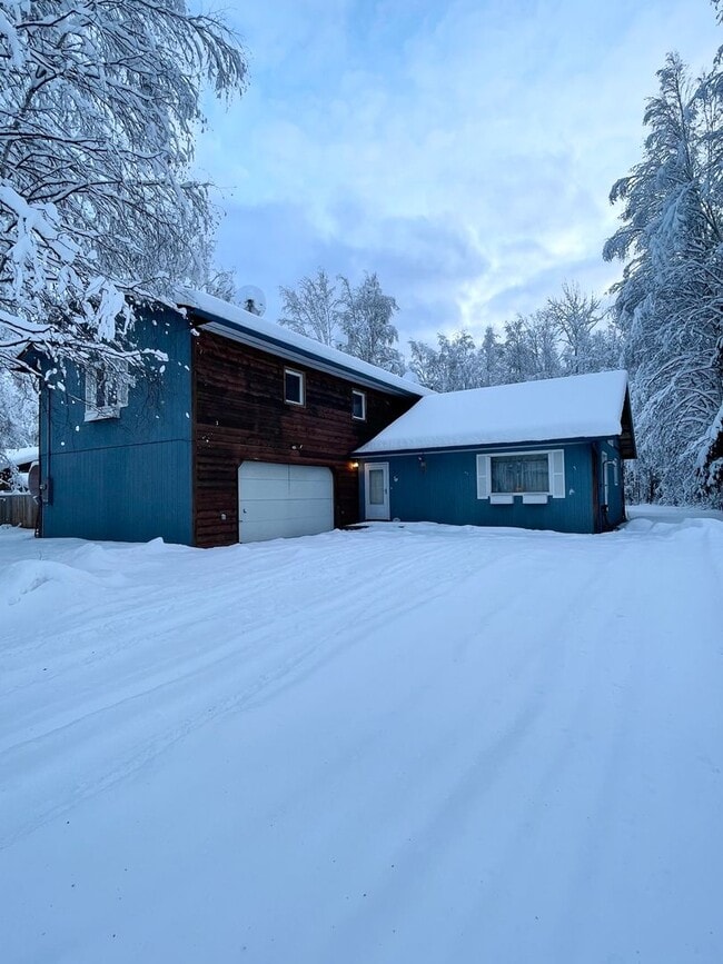 Building Photo - Large 4 Bd, 3 Bath House for Rent in North Pole!