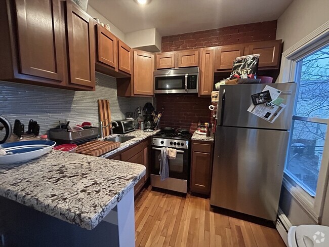 Building Photo - 14 Evergreen Square Unit 2FL Rental