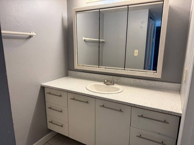 Photo - * MOVE IN SPECIAL * 1/2 OFF 2ND MONTH'S RENT!! Spacious 876 SF Unit - 2 bd / 1 ba near UF - Brand...