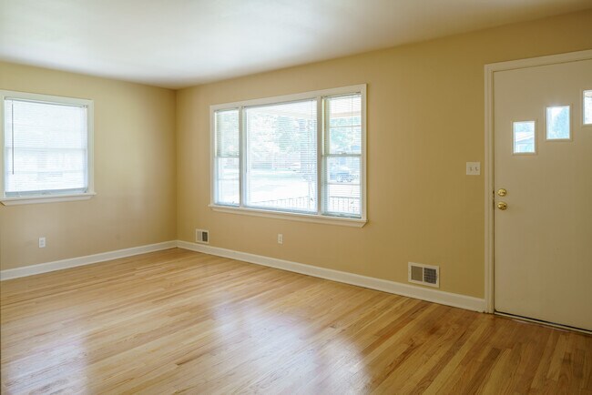 Photo - Super 3-brm stone ranch with brand new win... Casa