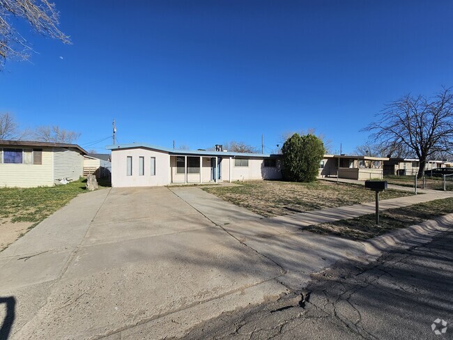 Building Photo - 2805 Emerald Dr Rental