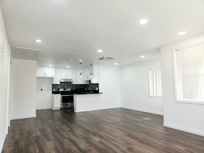 Kitchen & Dining Space - 16407 Mount Ararat Cir Apartamentos