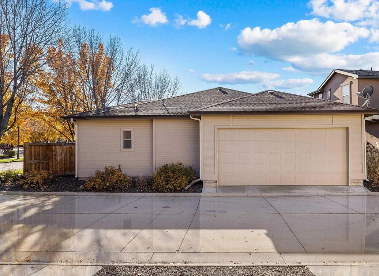 Photo - The perfect 3 bed 2 bath patio home in the beautiful Hazelwood community just off Lake Hazel and ...