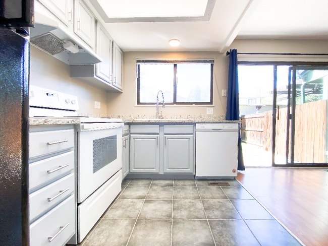 Building Photo - 2282 S Oakland Way Rental