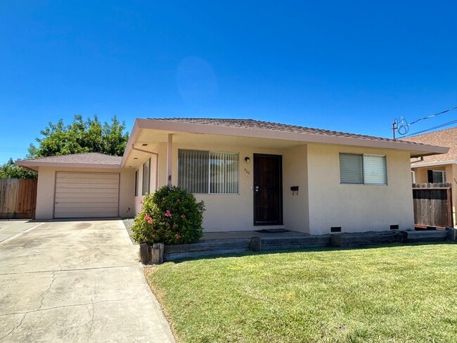 Building Photo - 2 Bedroom, 1 Bath Home
