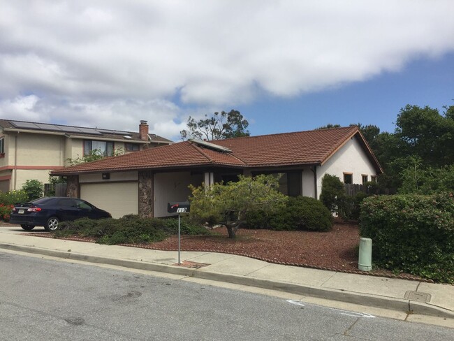 Building Photo - Sunny 5 Bedroom 3 Bath walk to UC Rental