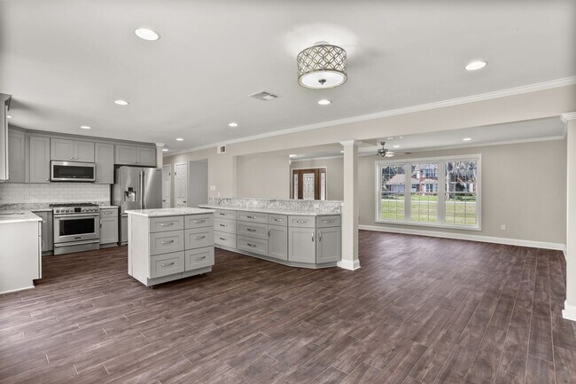 Photo - 421 Willowdale Blvd