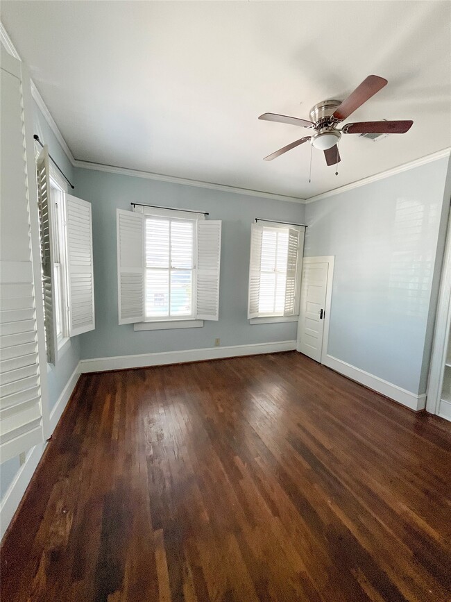 Building Photo - 901 Broadway Avenue J Unit UP