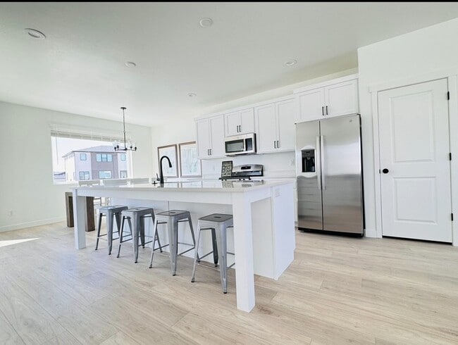 Building Photo - 864 W 900 S