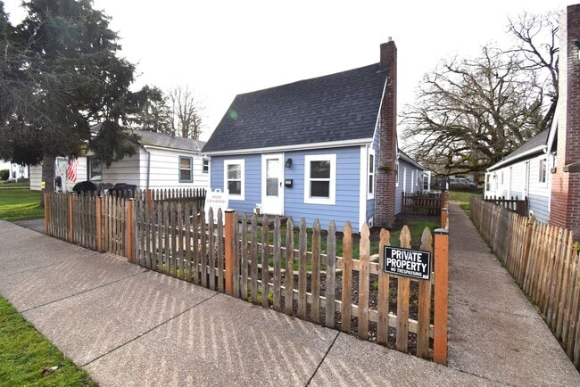 Building Photo - Freshly Remodeled Cozy Cottage Home Unit 320 S. Main St.
