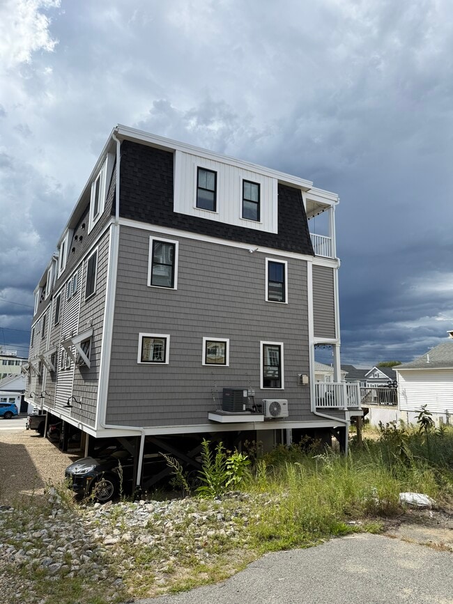 Building Photo - 57 Railroad Ave Unit Salisbury Winter Rental