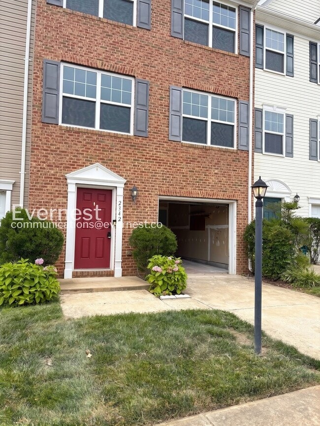 Building Photo - 4-Bed/ 4-Bath Town Home/Available Now!
