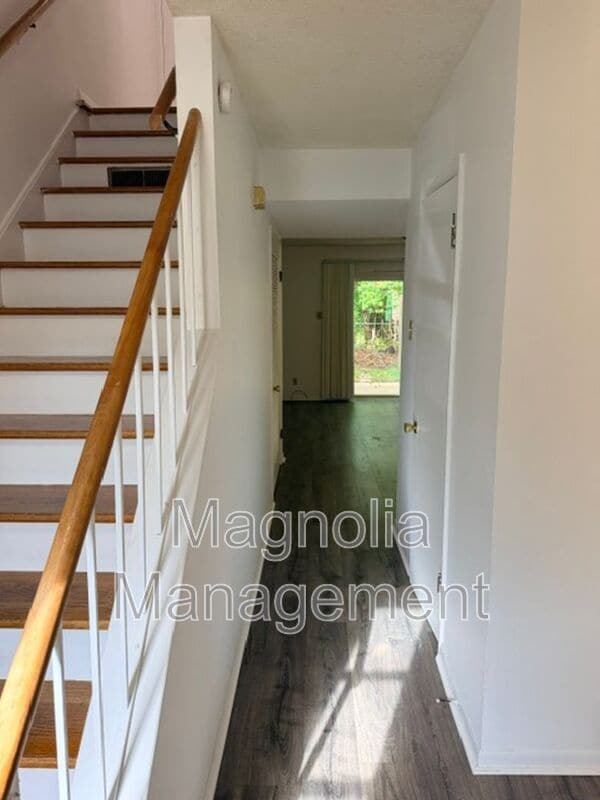 Photo - 1932 Oxford Rd Unit Apt E