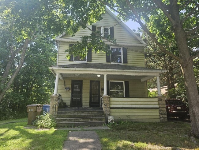Building Photo - 142 S Prospect St Unit 142 S prospect (Downstairs) Rental