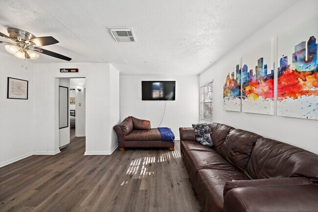 Photo - 5107 Dickens Rd